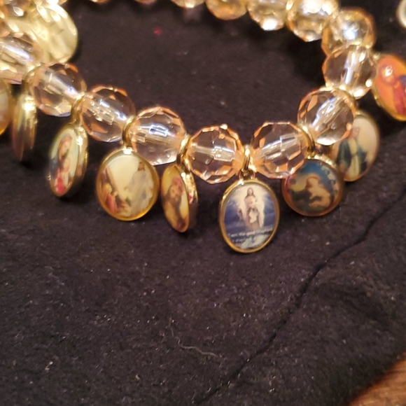 GORGEOUS RELIGIOUS CHARM BRACELET. - Picture 8 of 8